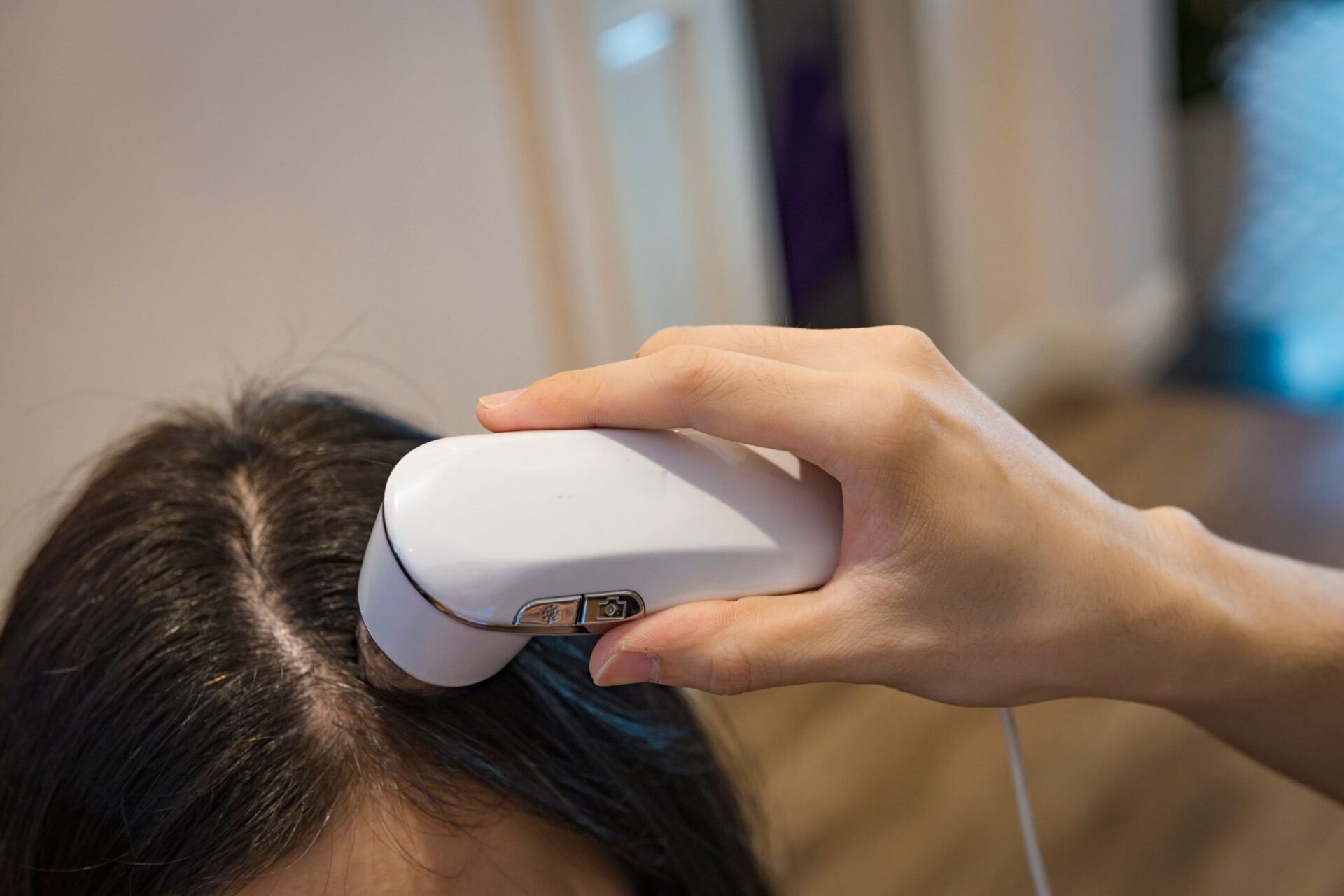 Scalp consultation with a magnifying scope
